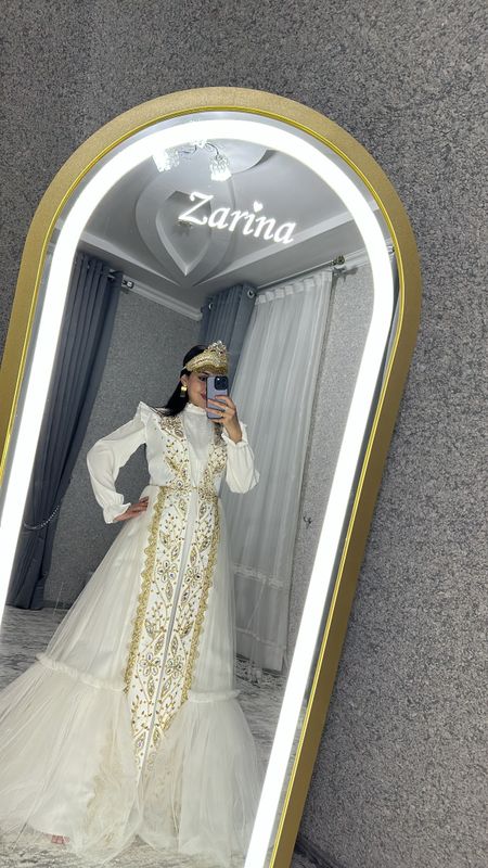 Ansambl salomga kiyilgan fatasi bilan Ansambl salomga kiyilgan fatasi bilan