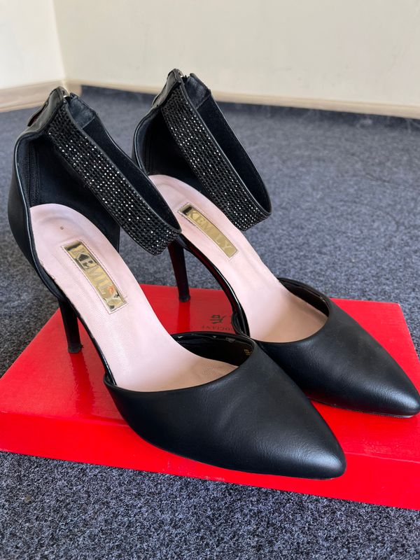 Bazmlar uchun elegantniy qora kablukli tufli Bazmlar uchun elegantniy qora kablukli tufli