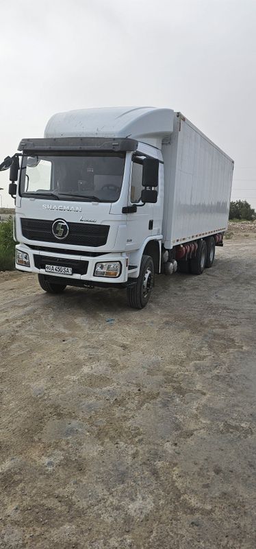 Shacman yuk avtomobili sotiladi.
