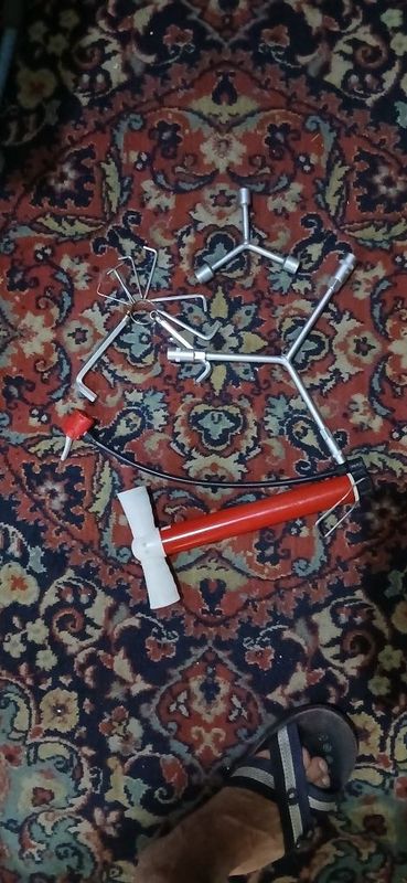 Telefon tutgichlari bilan nasos ham, kerak bo'ladigan hamma kluchlari Telefon tutgichlari bilan nasos ham, kerak bo'ladigan hamma kluchlari