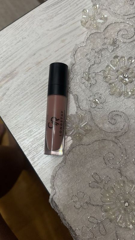 Помада Golden rose жидкая, светло коричнего цвета, почти новая, один р Помада Golden rose жидкая, светло коричнего цвета, почти новая, один р