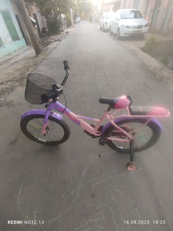Prodayotsya velosiped dlya devochek. Velosiped sotiladi. Sostoyaniye n