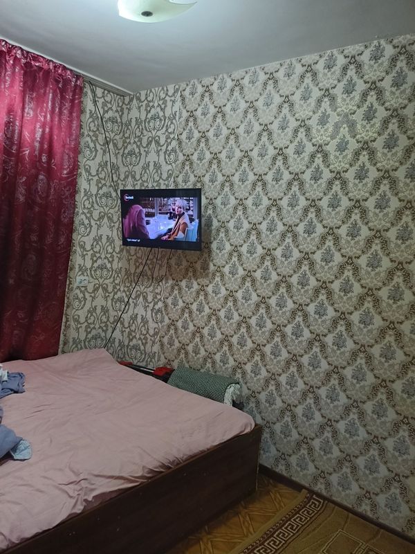 Dom sotiladi 4 etajli gishtli dom 2 etajida 3 xonali 67 kv