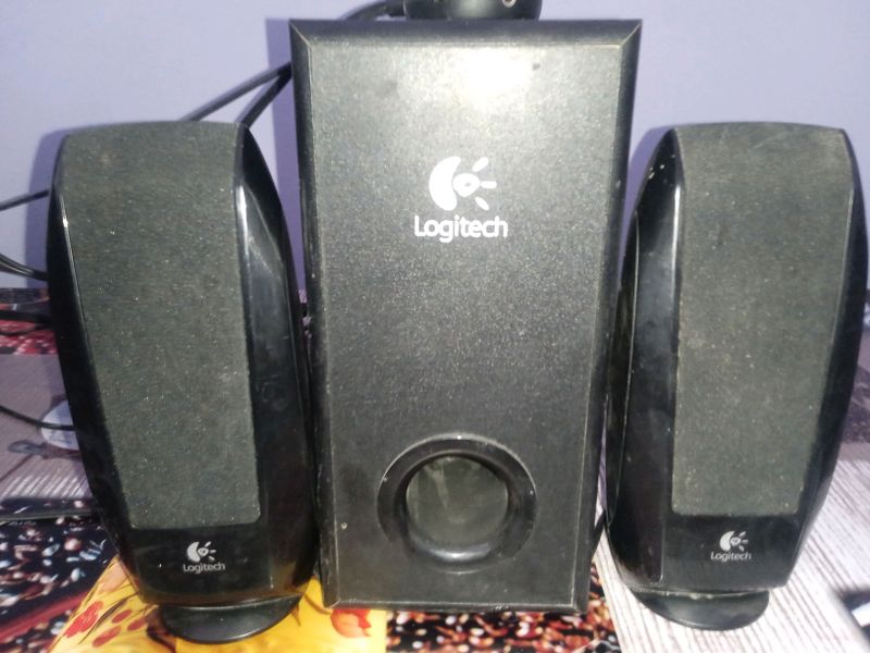 LOGITECH. KOMPYUTER KOLONKASI
