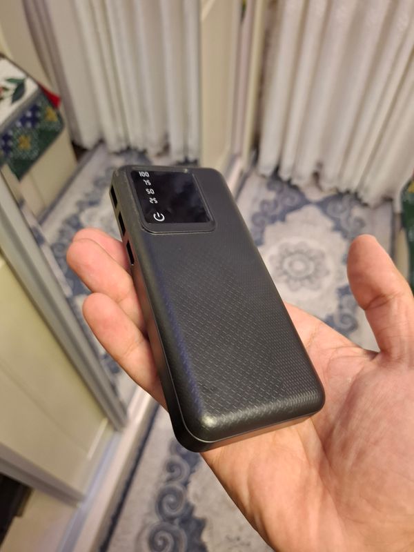 Powerbank sotiladi yangi hali narxini kelishamiz Powerbank sotiladi yangi hali narxini kelishamiz