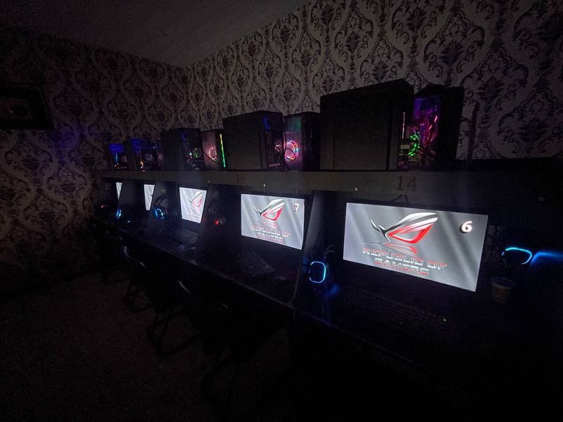 Kampyuterlar 20 ta sotiladi srochna, pul keb turadigan joy