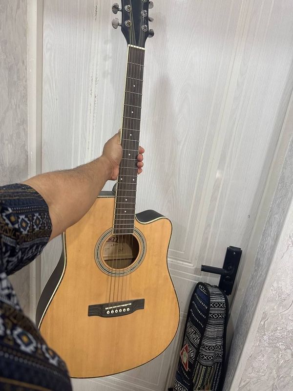 Gitara mutlaqo yangi holatda. 1 oylik. Gitara mutlaqo yangi holatda. 1 oylik.