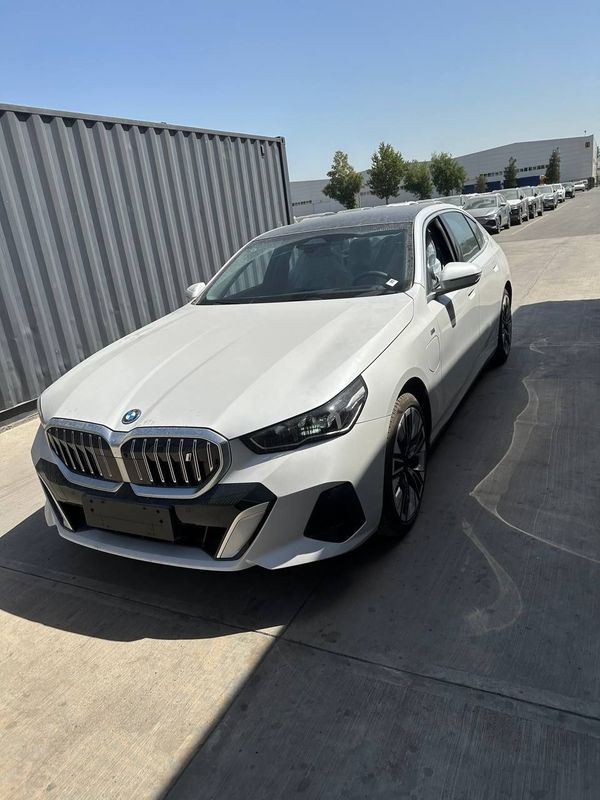 Нотариус BMW i5 35L 2024 йил
