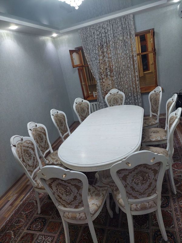 Продаётся комплект из стола и стульев (10)