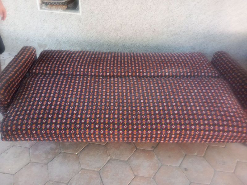 Divan splaniy sotiladi. Holati zoʻr Divan splaniy sotiladi. Holati zoʻr