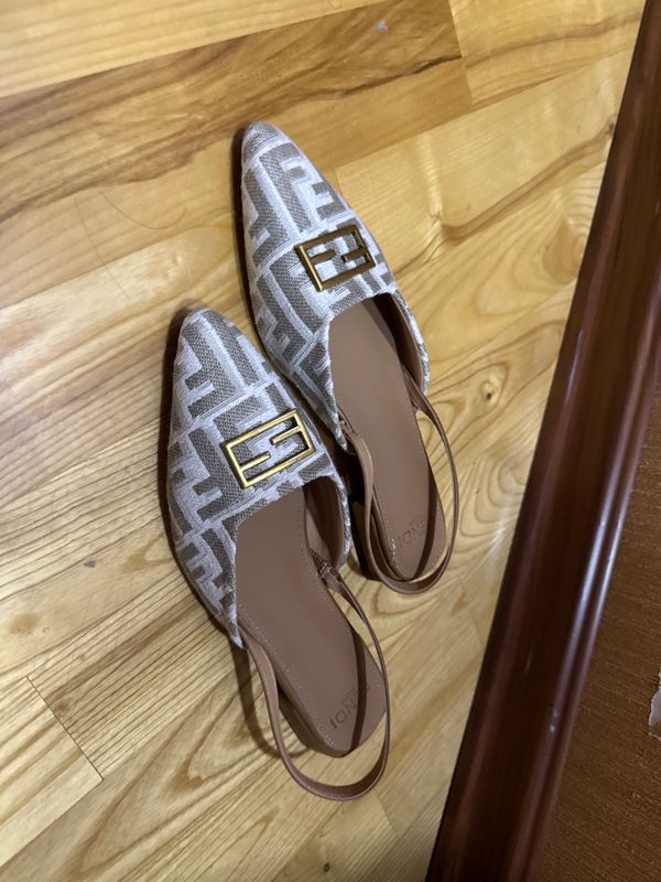Fendi oyoq kiyim 38.razmer 100.000 Fendi oyoq kiyim 38.razmer 100.000