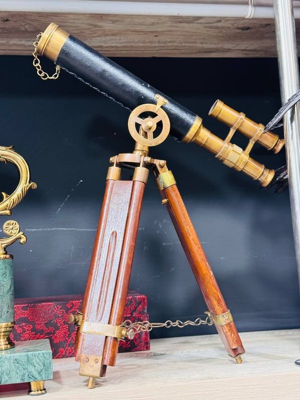 Изысканный ретро-телескоп из латуни и дерева Изысканный ретро-телескоп из латуни и дерева