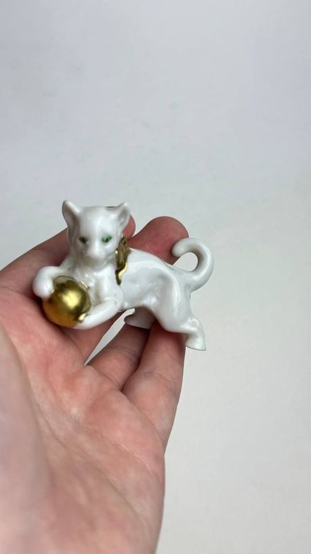 Фарфоровая статуэтка котёнок с шаром Европа мини миниатюра фигурка Фарфоровая статуэтка котёнок с шаром Европа мини миниатюра фигурка