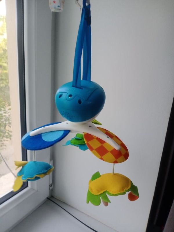 Игрушка подвесная для младенцев музыкальная, крутящаяся
