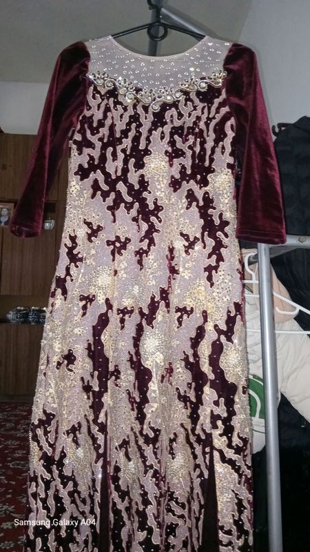 Ko'ylak birmat kiyilgan Ko'ylak birmat kiyilgan