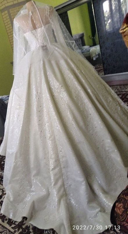 Kelin libosi/qaymoq rangli