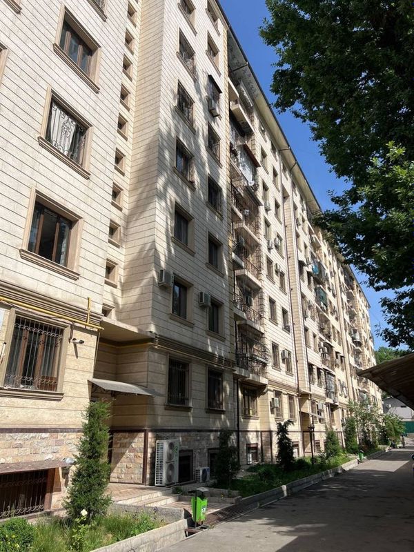 Чилонзор 10-кварталда 3 хонали уй сотилади. Чилонзор 10-кварталда 3 хонали уй сотилади.