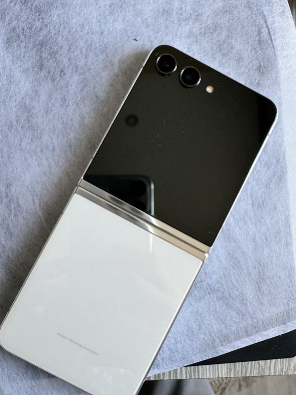 Samsung galaxy z flip 5 8/256 Samsung galaxy z flip 5 8/256
