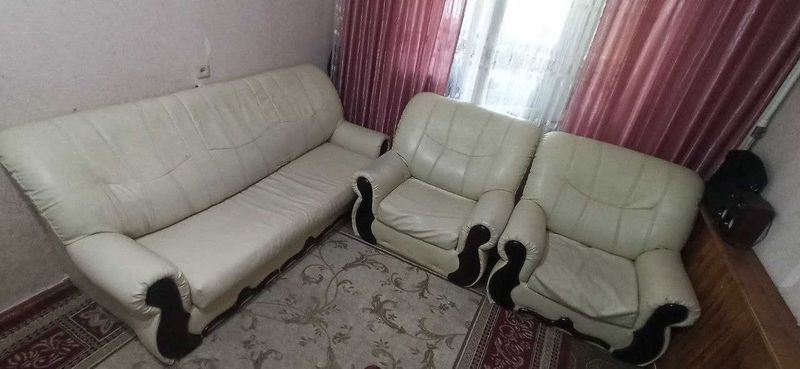 Срочно продаю диван с креслами. Срочно продаю диван с креслами.