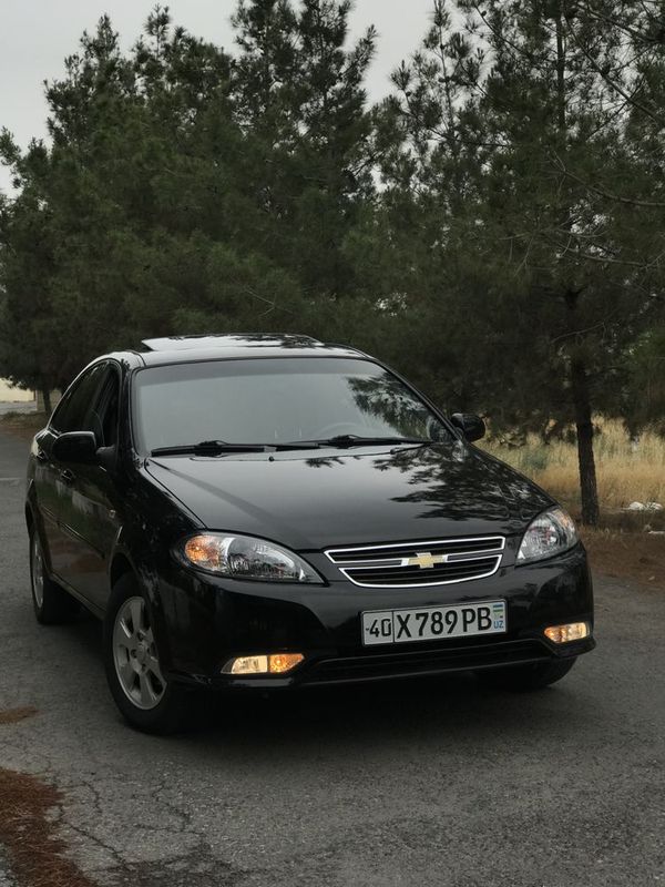 Lacetti 1.8 sotiladi