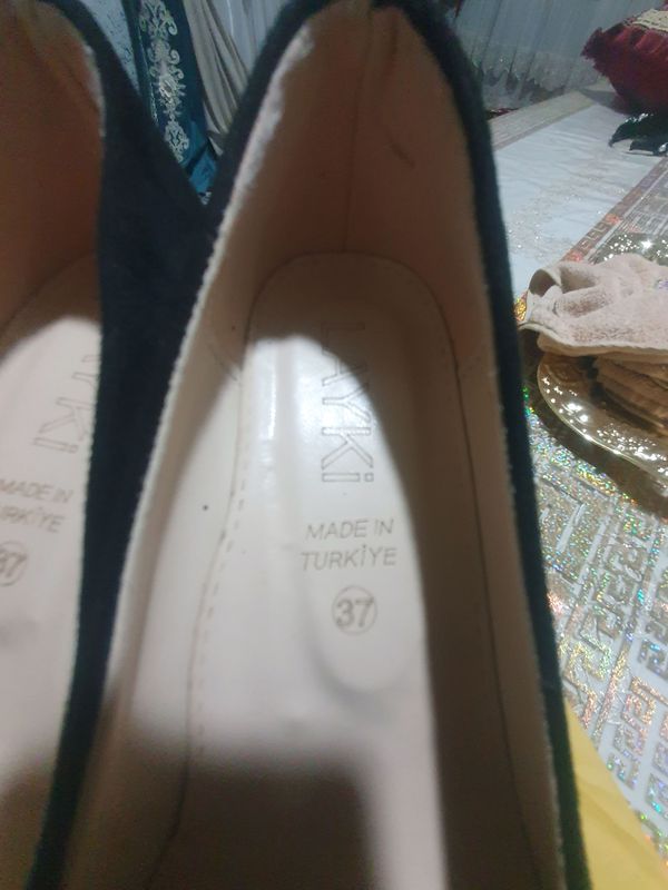 Ayollar oyoq kiyimi 37. Ayollar oyoq kiyimi 37.
