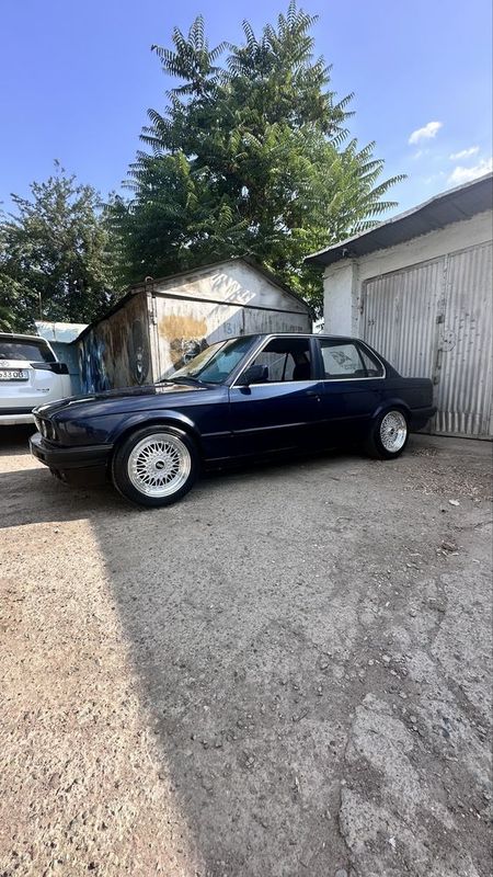 BMW E30 sedan 1987 год BMW E30 sedan 1987 год
