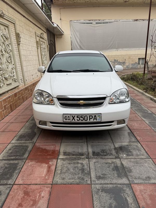 Lacetti 1.8 sotiladi