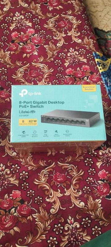 8-Port Gigabit Desktop PoE+Switch 8-Port Gigabit Desktop PoE+Switch