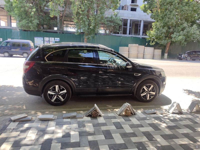 Captiva 2 2011 yil holati yaxshi rangi qora kraska bitta detalda metan Captiva 2 2011 yil holati yaxshi rangi qora kraska bitta detalda metan