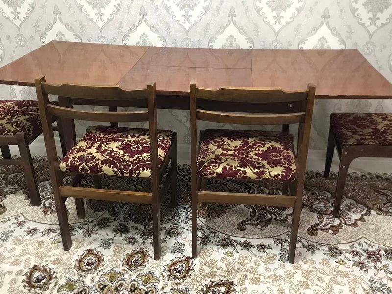 Продаётся раскладной обеденный стол с 4 стульями