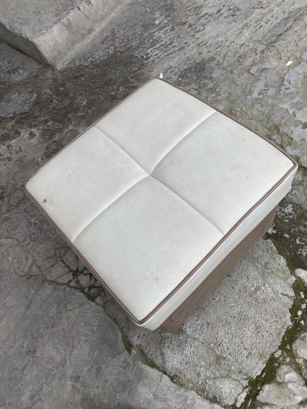 Shu stul sotiladi 2 ta Shu stul sotiladi 2 ta
