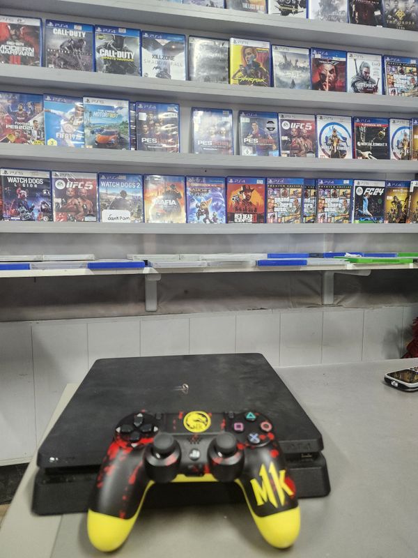 Продается игровой консол Playstation 4 slim Продается игровой консол Playstation 4 slim