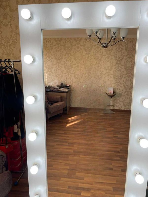 Продаеться зеркало с подсветкой. Продаеться зеркало с подсветкой.