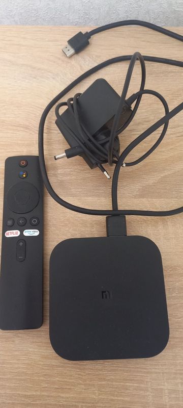 б/у Android TV приставка MI с голосовым пультом для для HD и FullHD тв