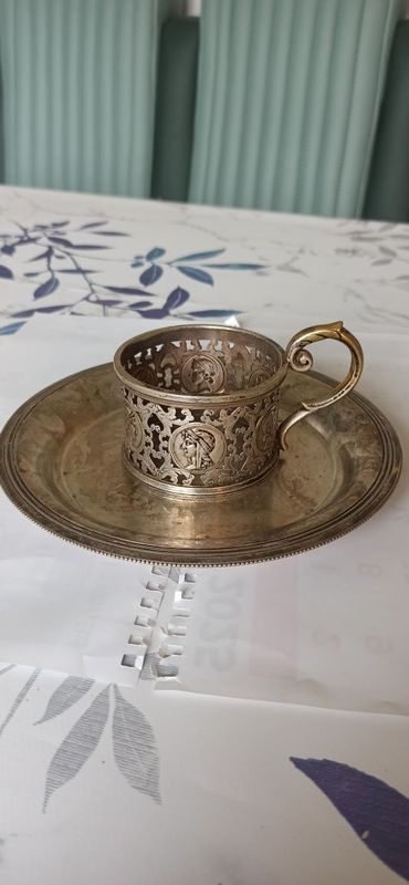 Продам подстаканник и тарелку.