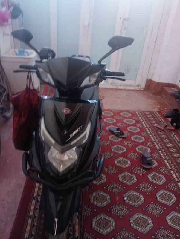 Skuter Moped Qara Renli