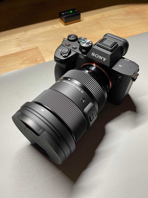 Фотоаппарат Sony Alpha 7 IV с обективом Sigma 24-70 mm 2.8f E mount