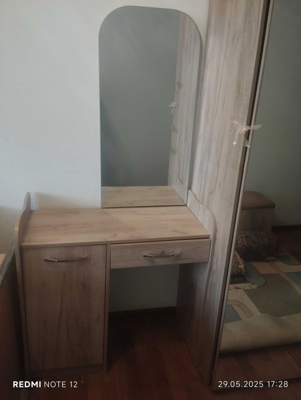 Продается трюмо с зеркалом