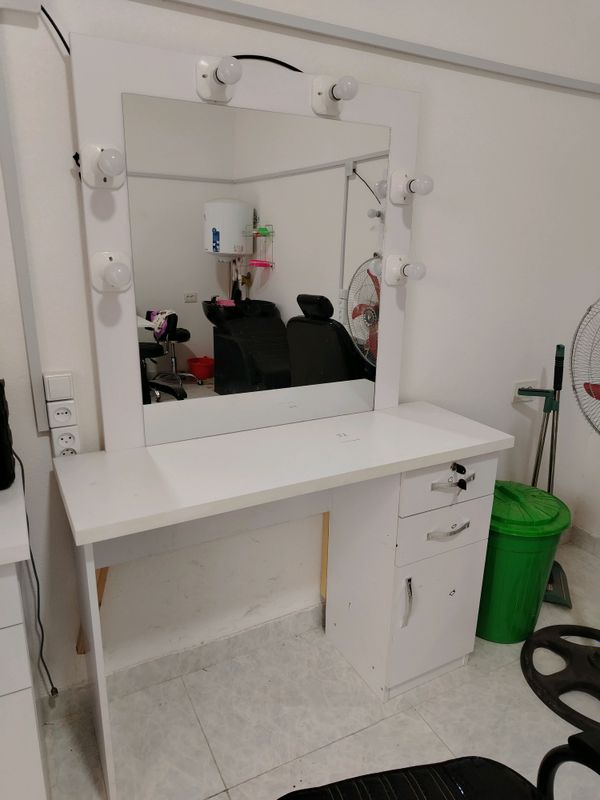 Salon jixozlari sotiladi Salon jixozlari sotiladi