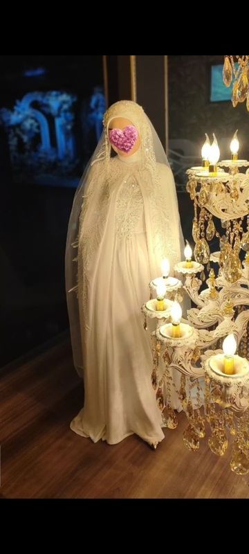 Hijobli kelinlar uchun Abaya . Toʻy libosi