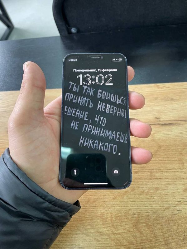 Iphone 12 mini kor dok yo cizilgan joy bor 128 talik 75 yomks abmen yo