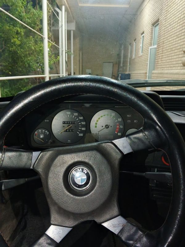 Bmw moshina sotiladi