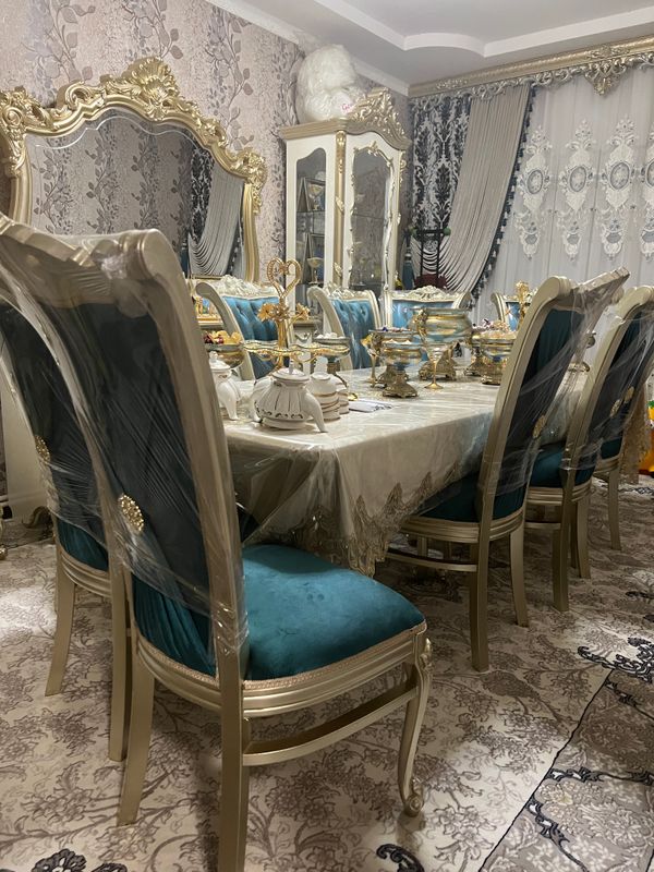 Продам стол и 10 стульев Продам стол и 10 стульев