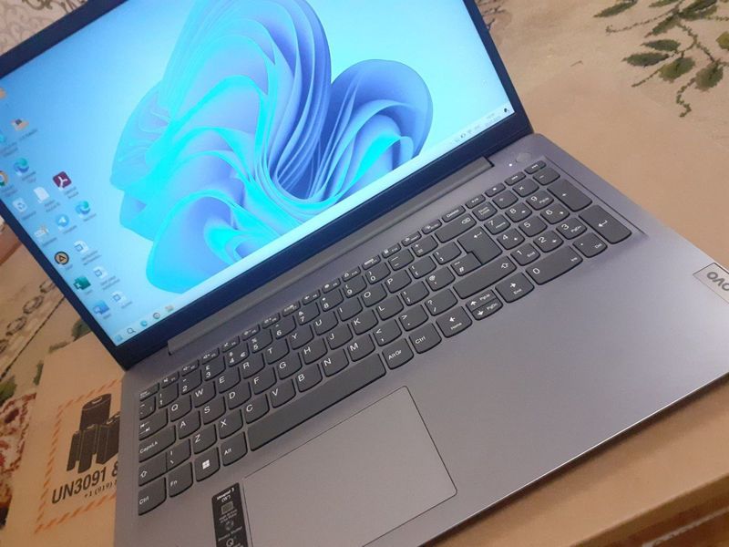 Lenovo notebook holati yangi