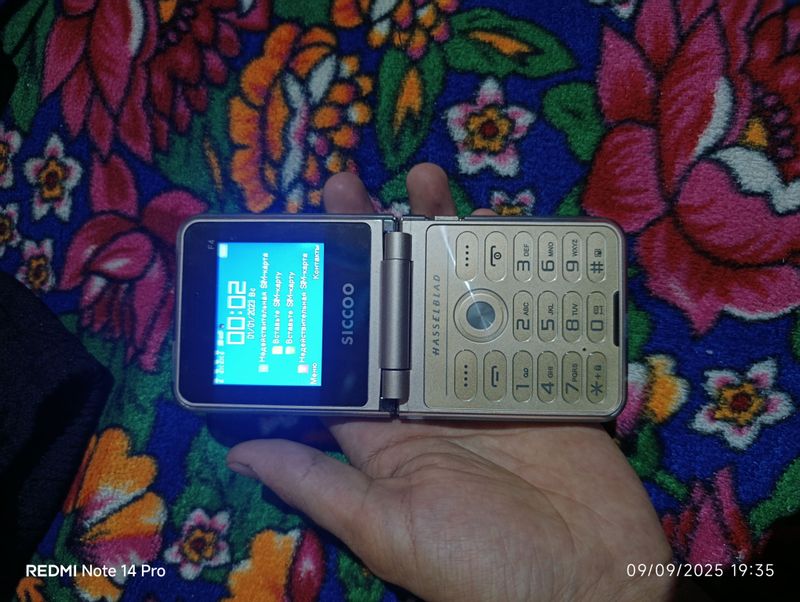 Knopkali telefon sotiladi