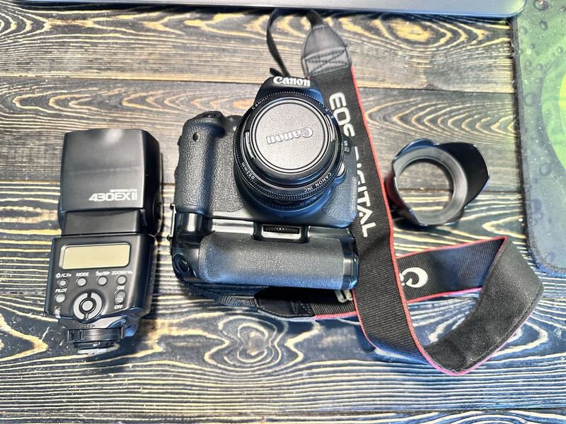 Canon 700D с обьективом 50mm и вспышкой Canon 700D с обьективом 50mm и вспышкой