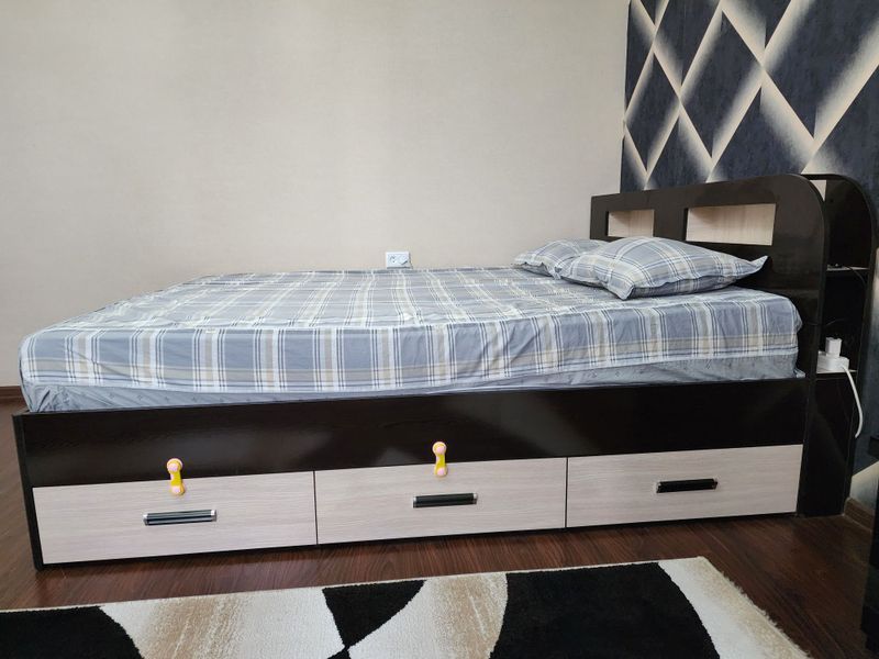 Продам двуспальную кровать с ящиками и с матрасом, бу