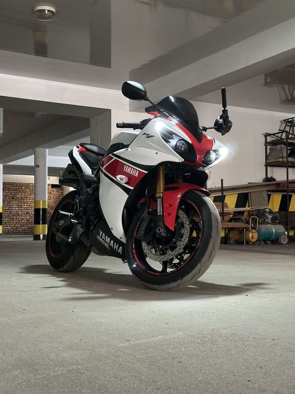 Yamaha R1 2014 sotiladi Yamaha R1 2014 sotiladi