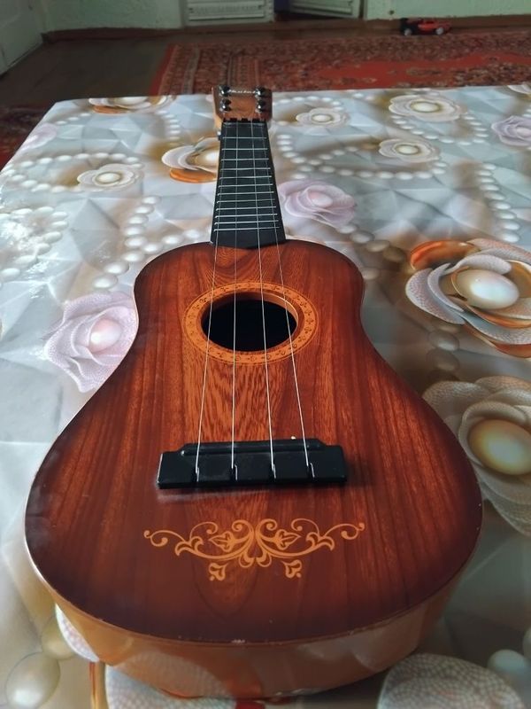 Mini Gitara chalgʻu asbob sirochna sotiladi Mini Gitara chalgʻu asbob sirochna sotiladi