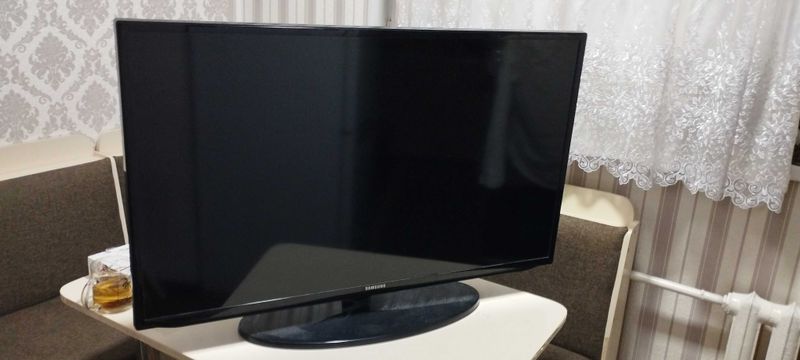 Телевизор Samsung 40" диагональ модели UE40